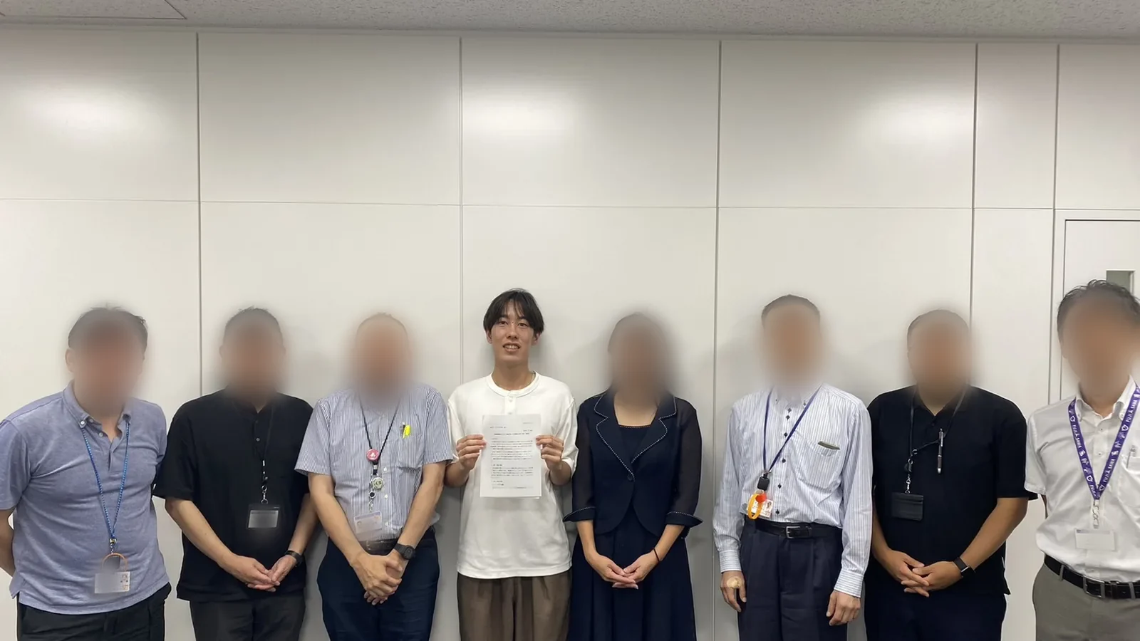 神奈川県の担当者と並ぶ秋元颯太