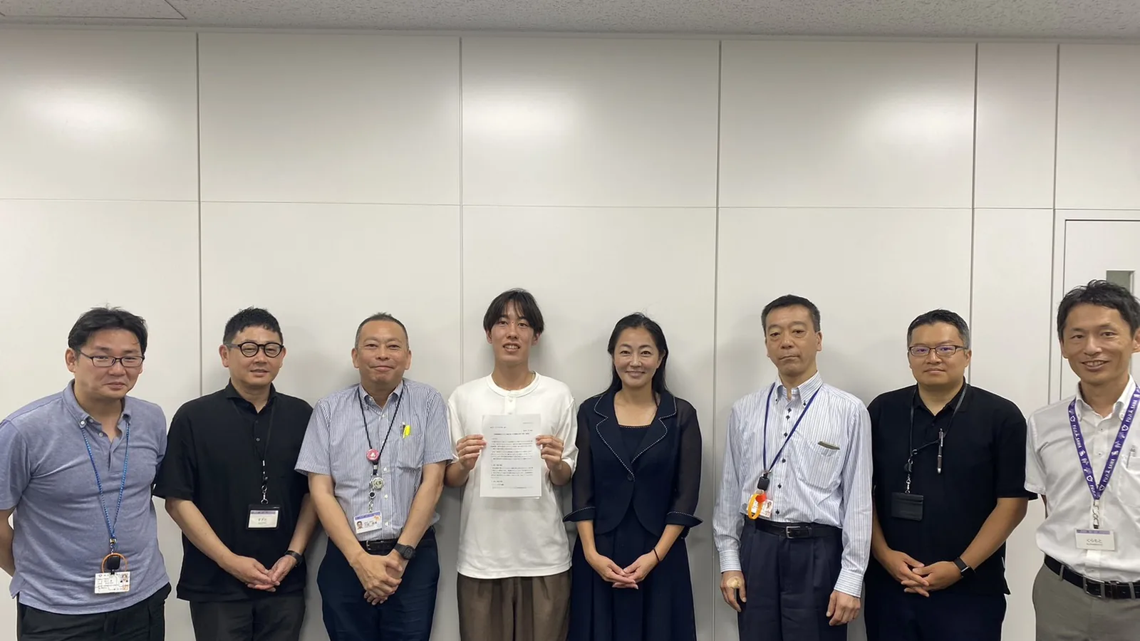 神奈川県の担当者と並ぶ秋元颯太