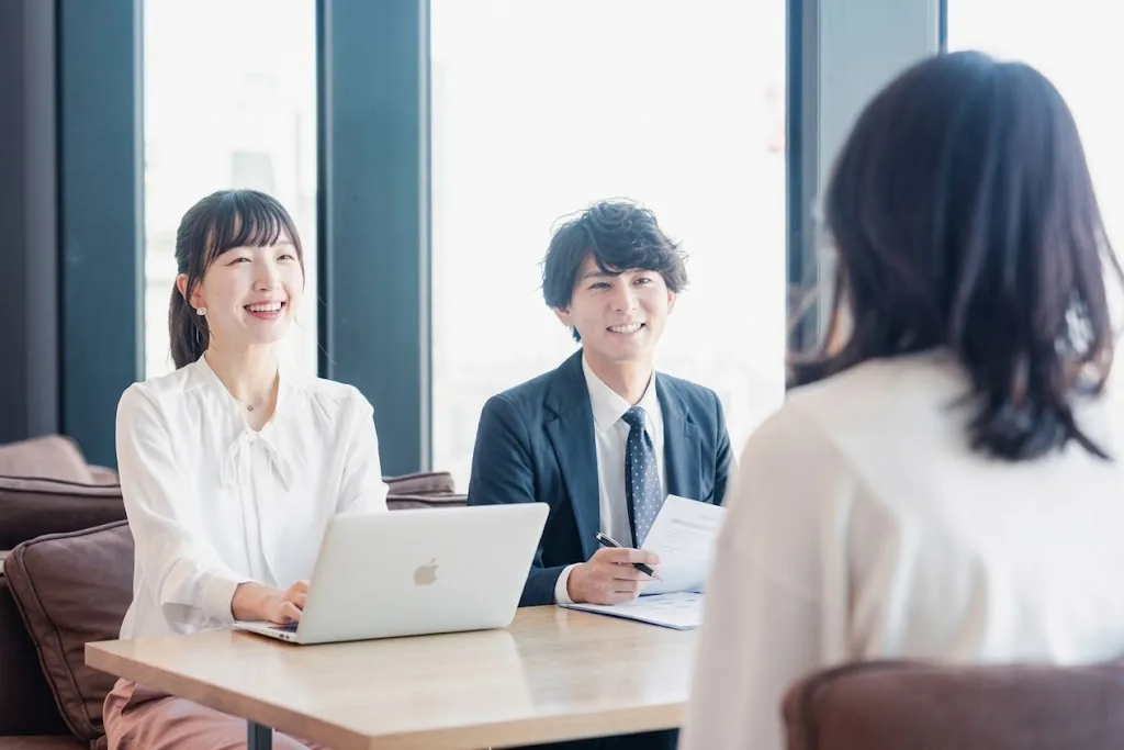 オンライン面談で話す専門家