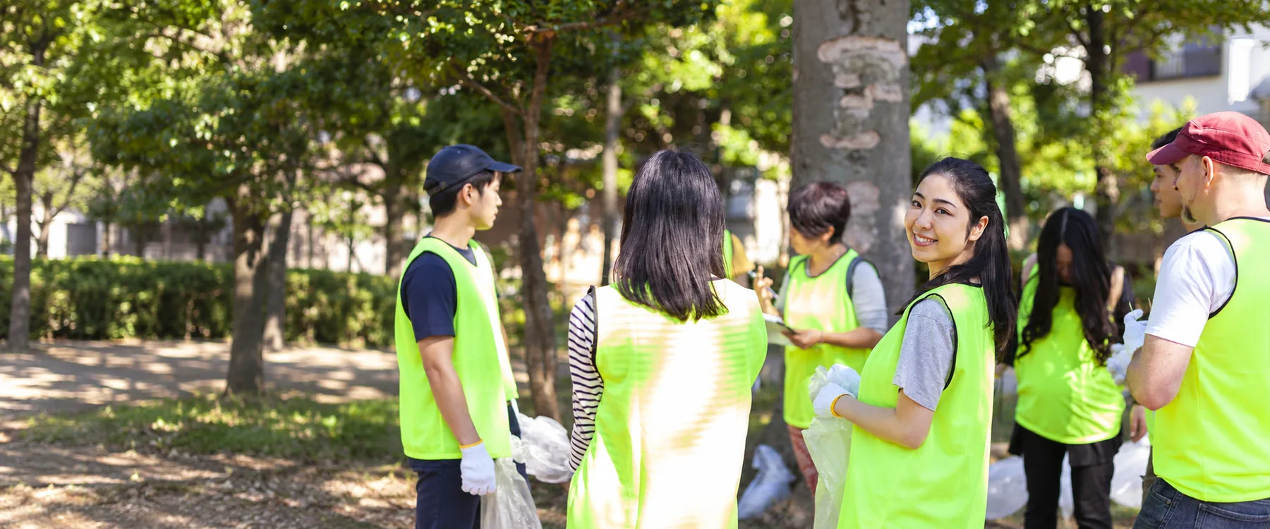 公園の清掃活動に参加する人たち