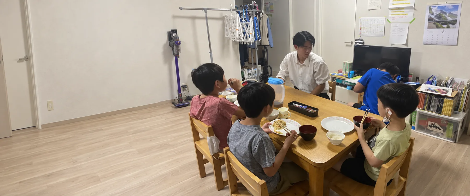 子どもたちと食卓を囲む高校生